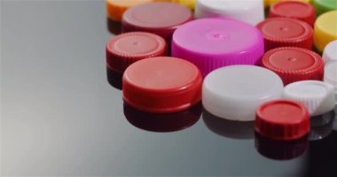 Birkaç Plastik Şişe Kapağı - Plastik İşleme Geri Dönüşüm Endüstrisi