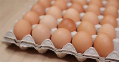 Siyah Arkaplanda Taze Yumurtalarla Dolu Yumurtalar