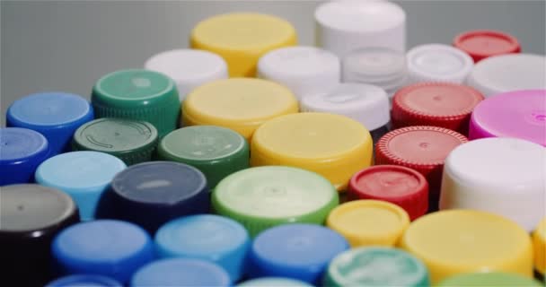 Několik víček plastových lahví - Recyklační průmysl na zpracování plastů — Stock video