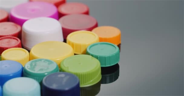 Pocas tapas de botellas de plástico - Industria de reciclaje de procesamiento de plástico — Vídeos de Stock