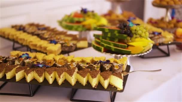 Frutas e doces frescos na recepção do casamento — Vídeo de Stock