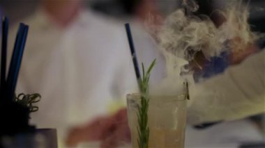 Barmen kulüpte buzlu içecek hazırlıyor.