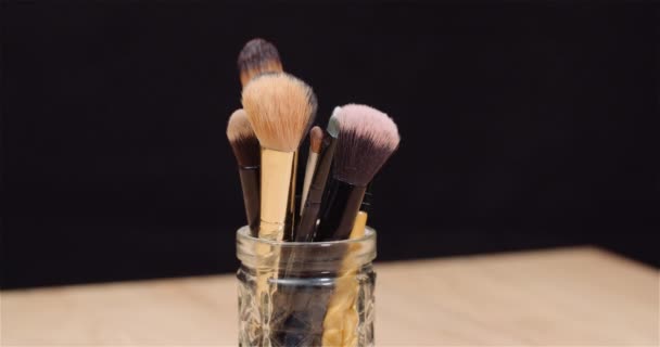 Conjunto de pincel de maquiagem na mesa giratória — Vídeo de Stock