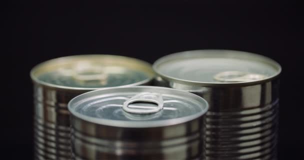 食物供应罐头食品在黑色背景下旋转 — 图库视频影像