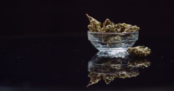 Conceito de drogas cannabis - maconha seca em pequena tigela rotativa — Vídeo de Stock