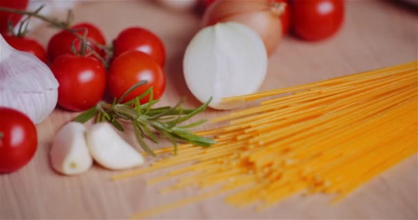 रसोई में लकड़ी की मेज पर ताजा खाद्य सामग्री — स्टॉक वीडियो