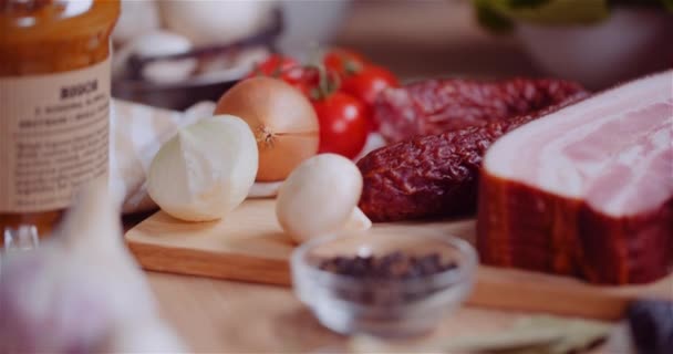 Świeże składniki żywności na drewnianym stole w kuchni — Wideo stockowe