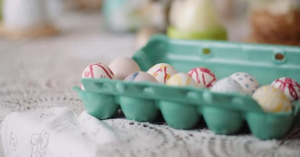 Telur Paskah dalam Extruder pada Tabel Dekorasi — Stok Video