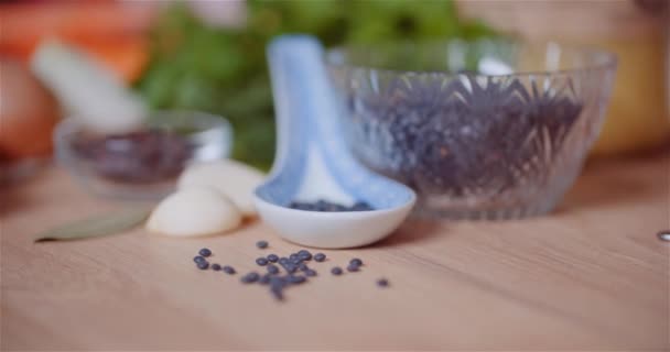 Ingrédients d'aliments frais sur la table en bois dans la cuisine — Video
