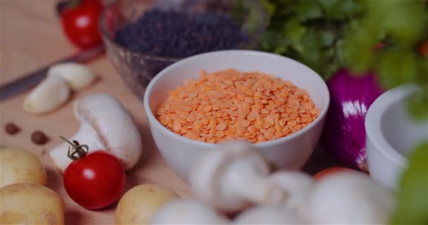 Świeże składniki żywności na drewnianym stole w kuchni — Wideo stockowe