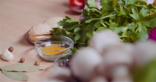 Ingrédients d'aliments frais sur la table en bois dans la cuisine — Video