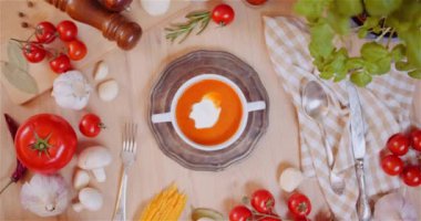 Tahta Masa Üzerinde Çeşitli İçindekiler