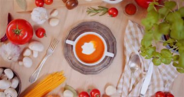 Tahta Masa Üzerinde Çeşitli İçindekiler