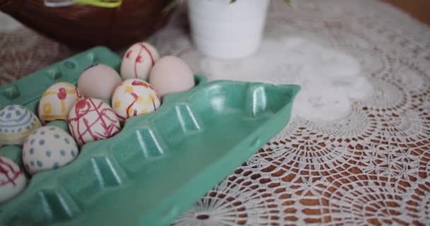 Huevos de Pascua en extrusora en mesa decorada — Vídeo de stock