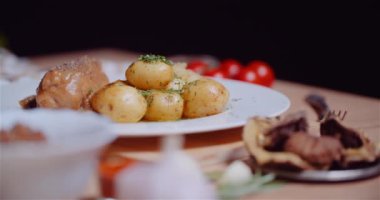 Tabakta bulunan çeşitli malzemeler ahşap masa üzerinde servis ediliyor.