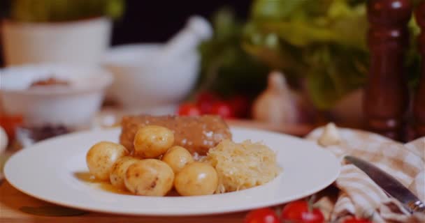 Mat i tallriken mitt ibland olika ingredienser blandade på träbord — Stockvideo