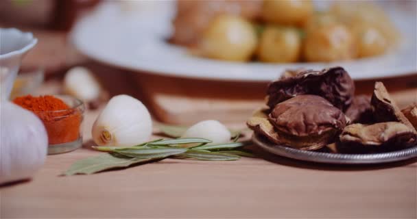 Ingrédients d'aliments frais sur la table en bois dans la cuisine — Video