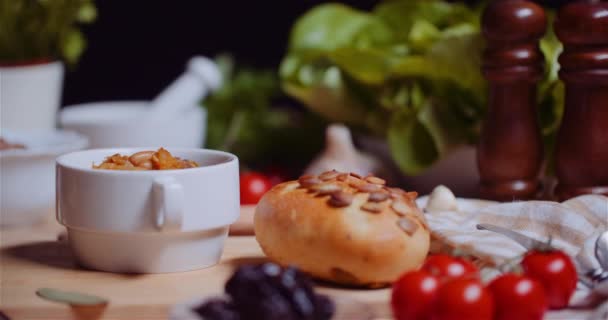 Vers voedsel in beker door brood met pompoenpitten — Stockvideo