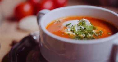 Tahta Masa Üzerinde Çeşitli İçindekiler