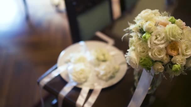 Schwenk-Aufnahme weißer Rosen in Vase auf dem Tisch während der Trauung — Stockvideo