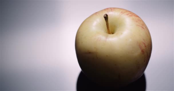 Świeże jabłko izolowane na czarnym tle — Wideo stockowe