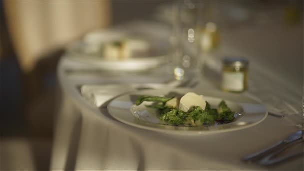 Mesa decorada para una cena de boda de lujo — Vídeos de Stock