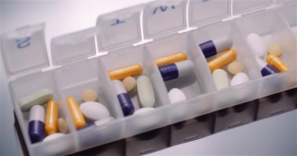 Blister de medicamentos píldoras médicas sobre fondo negro. — Vídeos de Stock
