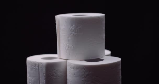 Siyah Arkaplanda İzole edilmiş Tuvalet Kağıdı Dönüyor. — Stok video