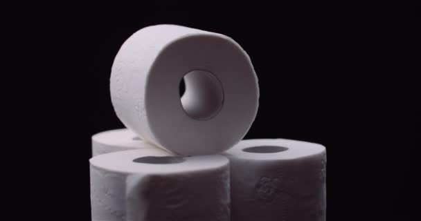 Carta igienica isolata su sfondo nero Rotante. — Video Stock