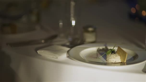 Ozdobiony stół na luksusową kolację weselną — Wideo stockowe