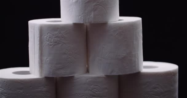 Toalettpapper isolerad på svart bakgrund roterande. — Stockvideo