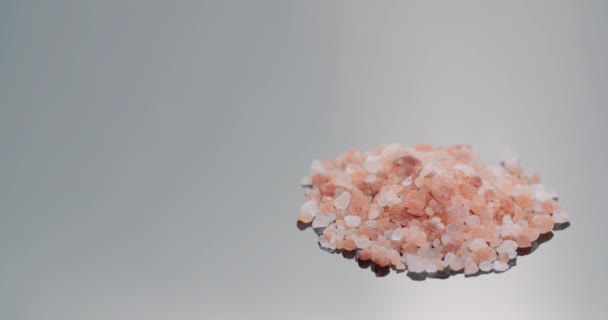 Гималайская соль вращается на столе — стоковое видео