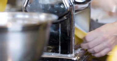 Aşçı mutfakta makarna hazırlar.