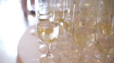 - Şampanya. köpüklü şampanya kadehleri.