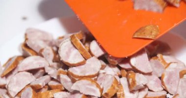 Pizza koymadan önce sosis dilimlerini kapatın.