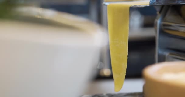 Köchin bereitet Pasta in der Küche zu — Stockvideo
