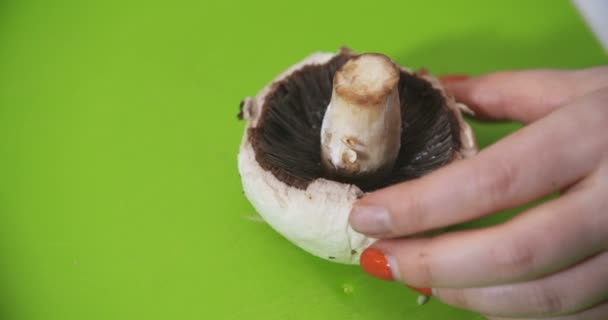 在厨房里切碎、切碎蘑菇做饭 — 图库视频影像