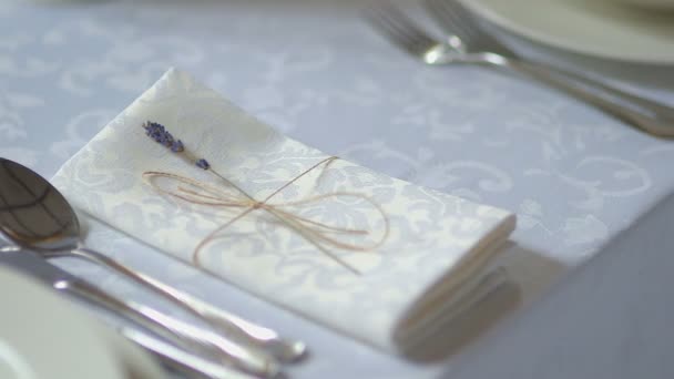 Прикрашений стіл для весільної вечері — стокове відео