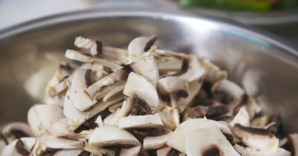 Chef Trancher des champignons dans la cuisine — Video