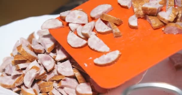 Close up de fatias de salsicha antes de colocar em pizza — Vídeo de Stock