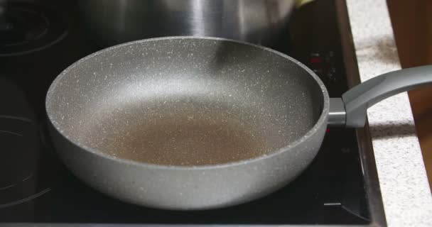 在热锅里融化黄油 — 图库视频影像
