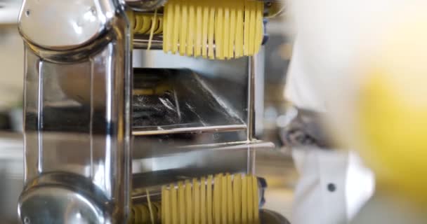Cocinero prepara pasta en la cocina — Vídeos de Stock