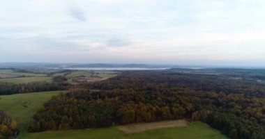 Sonbaharda ormanın havadan görünüşü