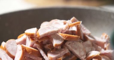 Sosis dilimlerini kapat. Pizzayı koymadan önce tavada kızart.