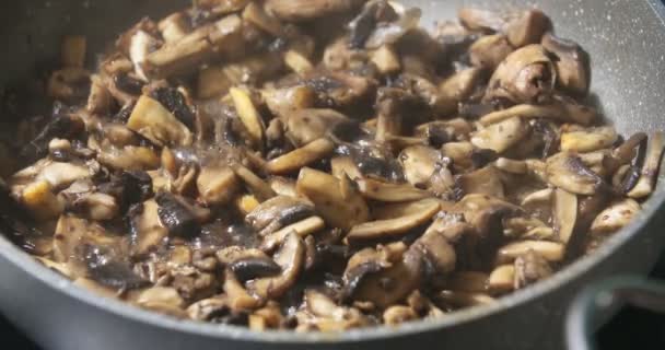 用平底锅烹调的蘑菇 — 图库视频影像