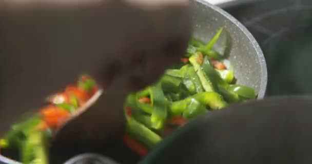 Τηγάνισμα και ανάμειξη πολύχρωμων λαχανικών — Αρχείο Βίντεο