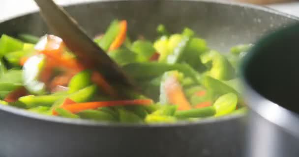 Lezzetli renkli sebzeler kızartıyorlar. — Stok video