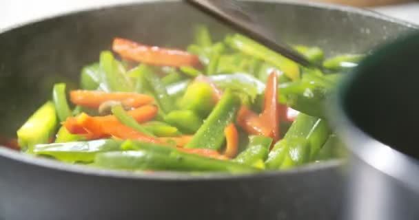 Pan üzerinde taze sebzeler karıştırılıyor — Stok video