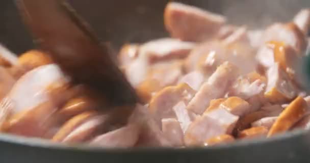 Coupes de saucisse friture sur la poêle — Video