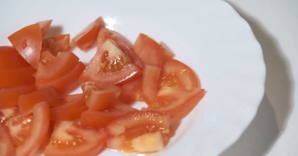 Pişiriyorum - Mutfakta doğranmış domates — Stok video